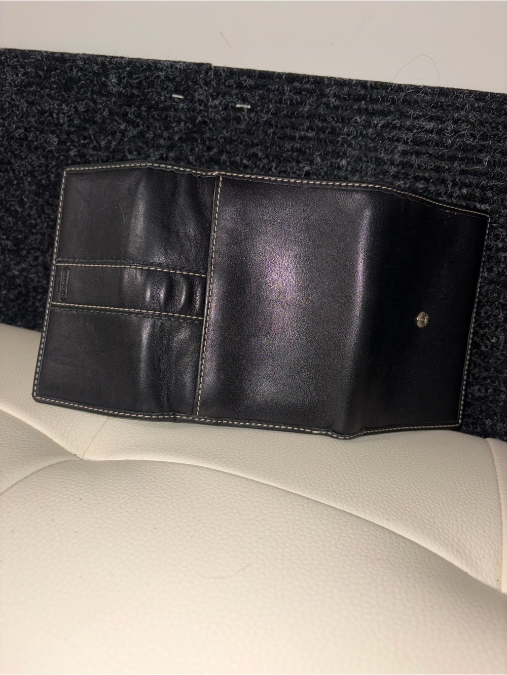 Women's Black Compact Leather Trifold Wallet